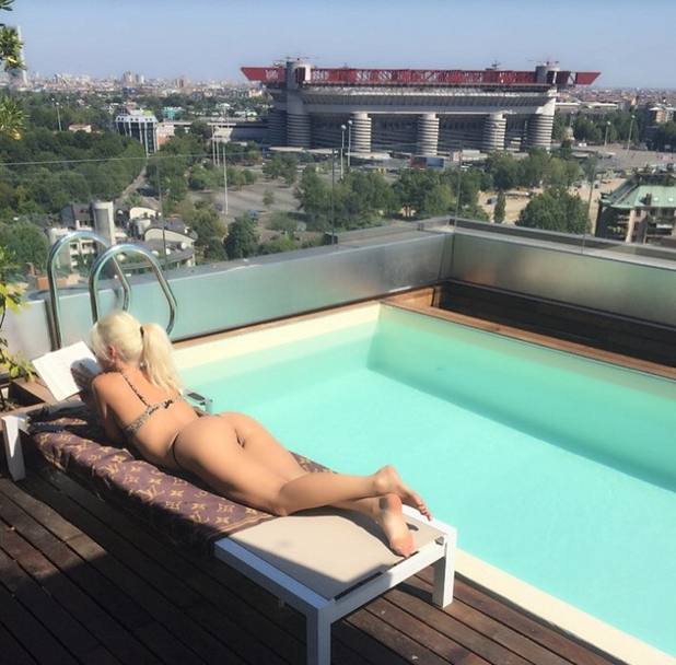 Scatti estivi: Wanda Nara si rilassa al sole, a bordo piscina, nella sua nuova casa con vista San Siro